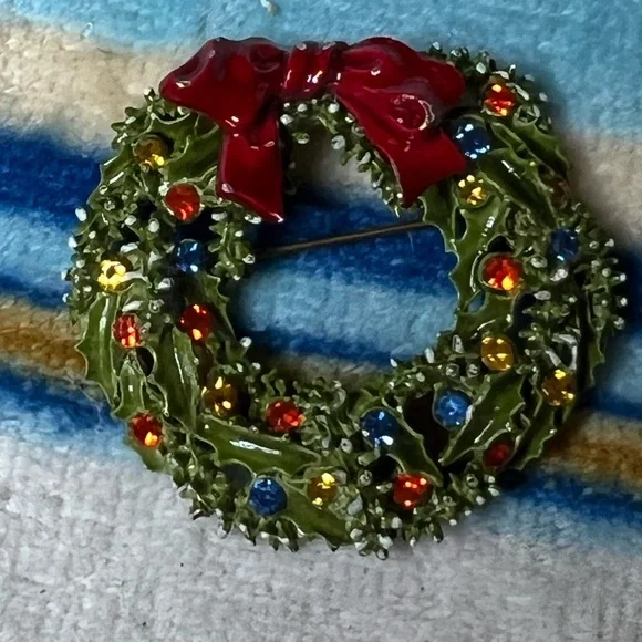Vintage Wreath Brooch with Red Bow stamped ART Pepper
E09 - Picture 1 of 3